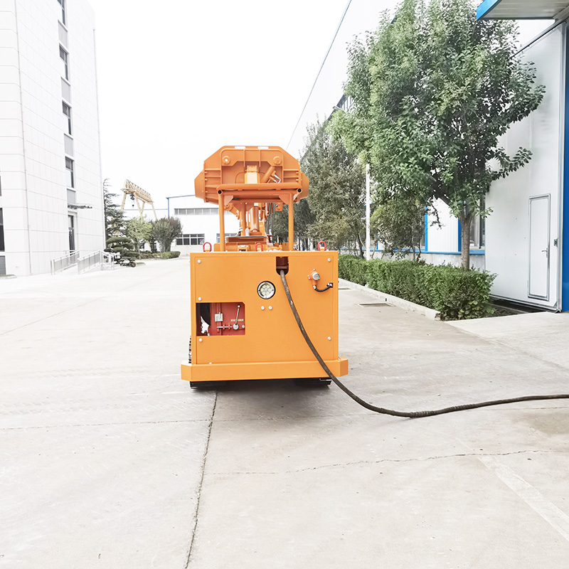 Cargador de rocas de descarga lateral con control remoto